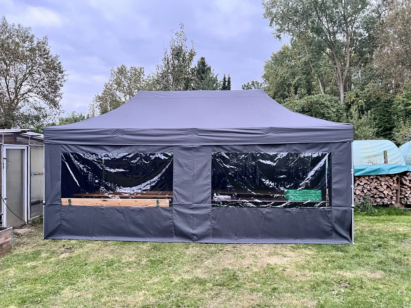Dunkles Partyzelt 6 mal 3 Meter auf einer Wiese